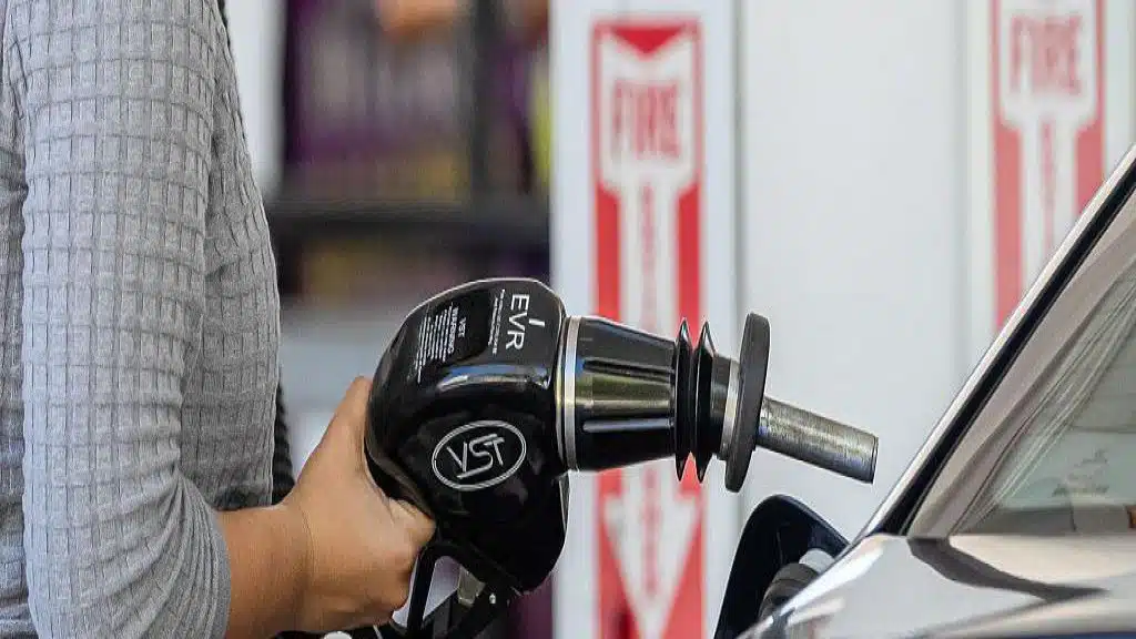 Global Oil Prices Hit $100 Amid Middle East Conflict
